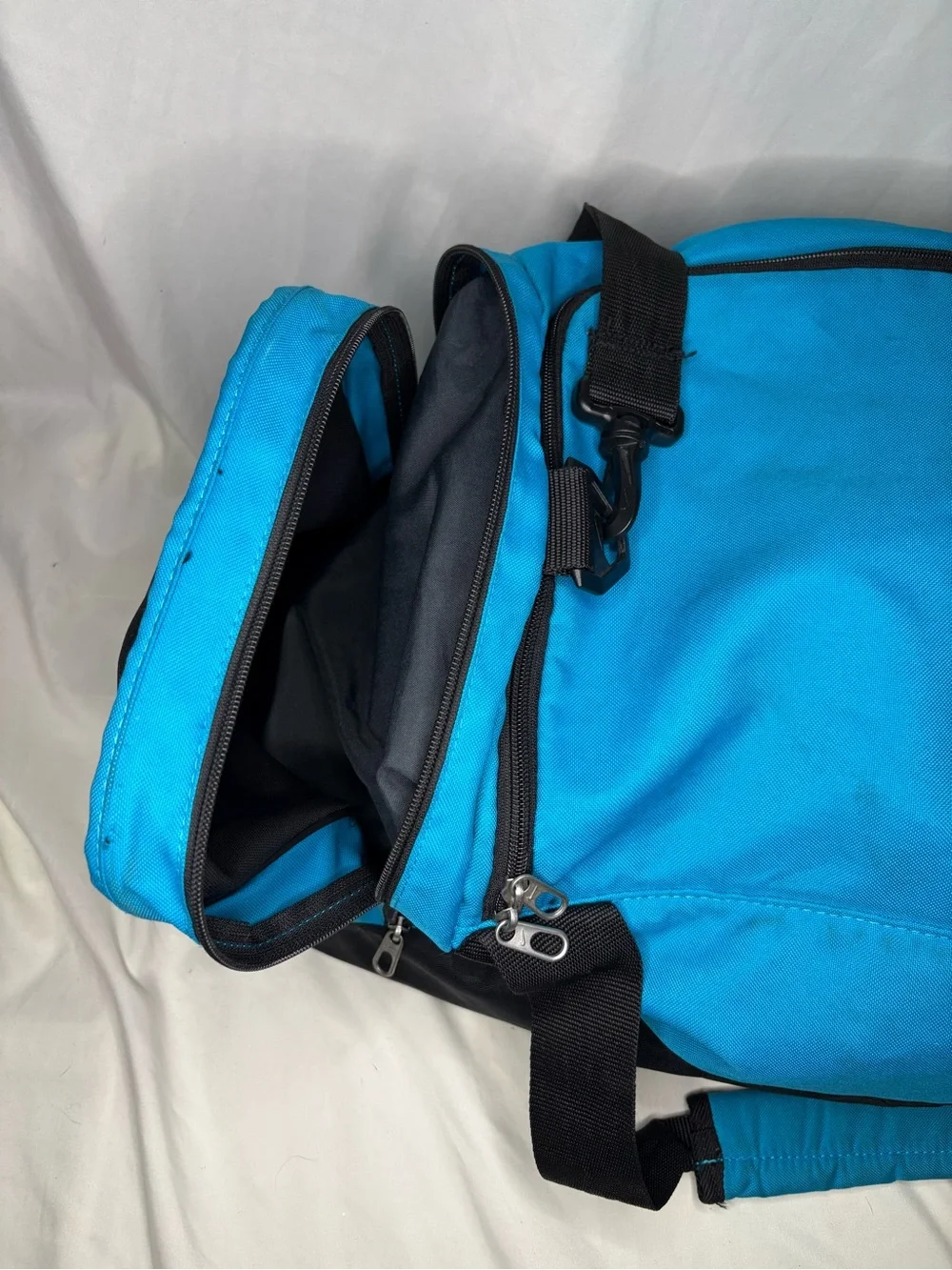 Nike Men’s Blue & Neon Yellow Duffel Bag With Side Pockets and Shoulder Strap